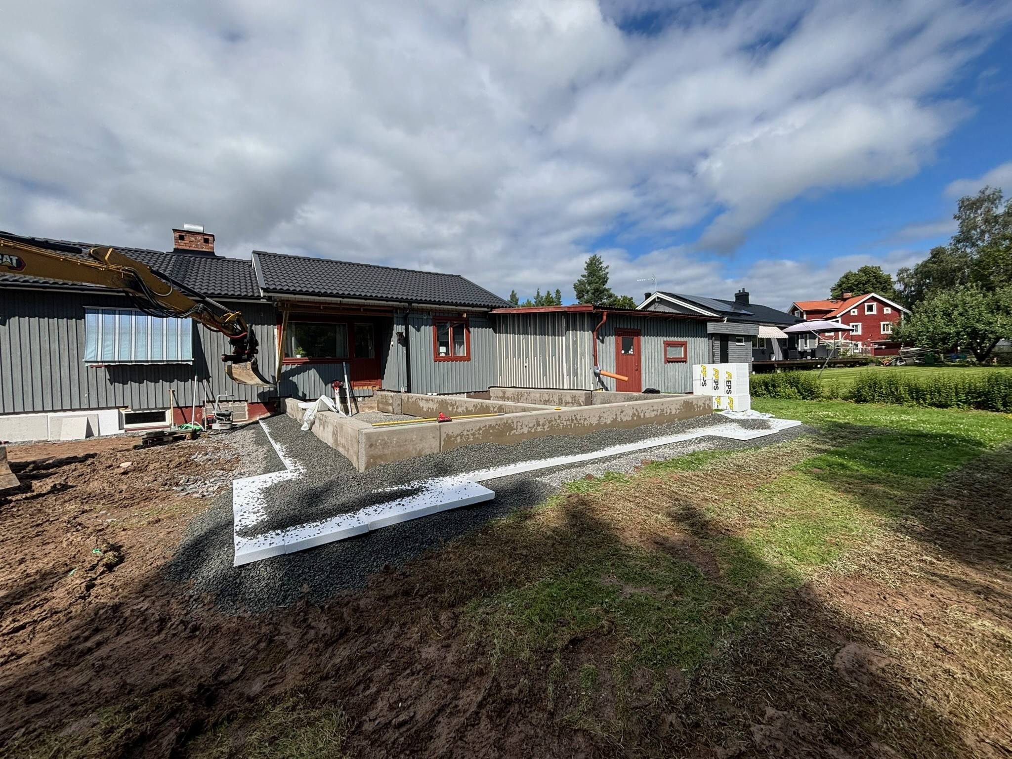 Nygjuten platta med dränering och isolering vid ett bostadshus