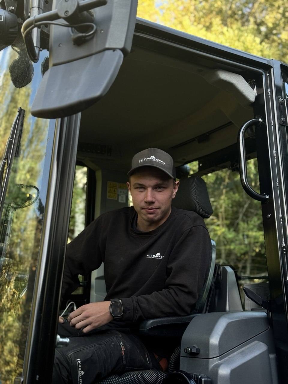Måns i hytten på hjullastaren